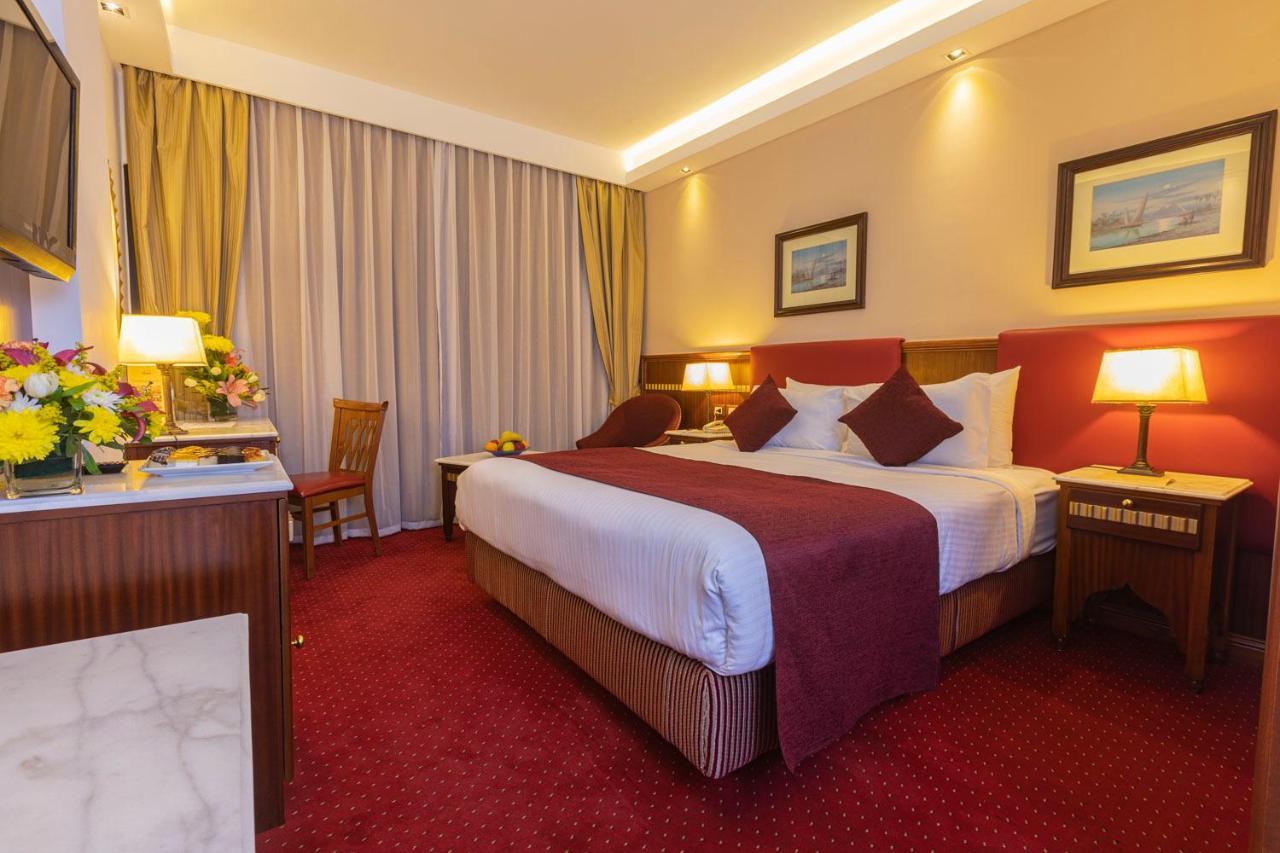 Golden Tulip Flamenco